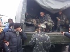 Жители Артемовска блокируют и разоружают национальную гвардию